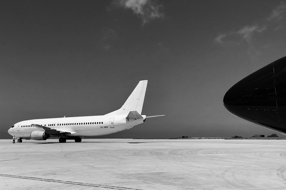 航空会社の塗装やロゴがない白い旅客機。Photo by Paolo Chiabrando on Unsplash